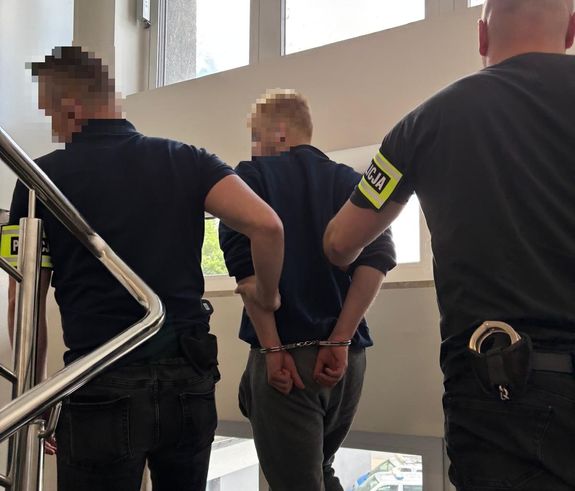 zatrzymany prowadzony przez policjantów