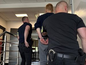 zatrzymany prowadzony przez policjantów